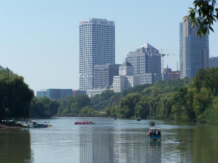 Gradsko vijeće Milwaukeeja, Wisconsin, SAD, 25. studenog 2014. usvojilo je „Rezoluciju o uspostavi sestrinskih odnosa između Grada Milwaukeeja i Grada Zadra“.
