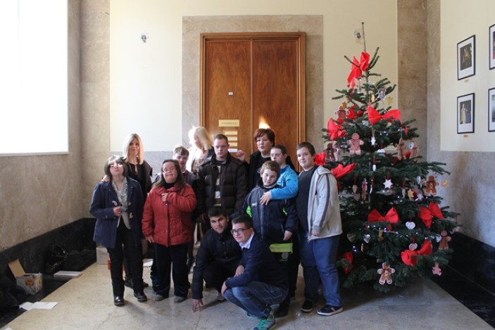 Učenici OŠ Voštarnica okitili bor gradske uprave