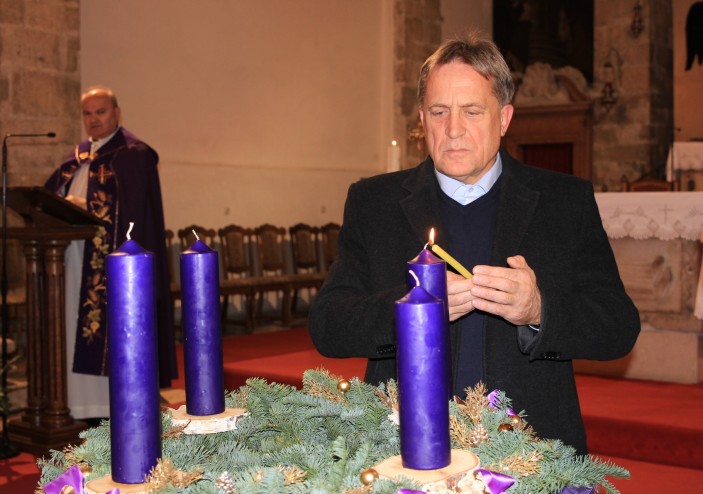 Gradonačelnik upalio prvu adventsku svijeću