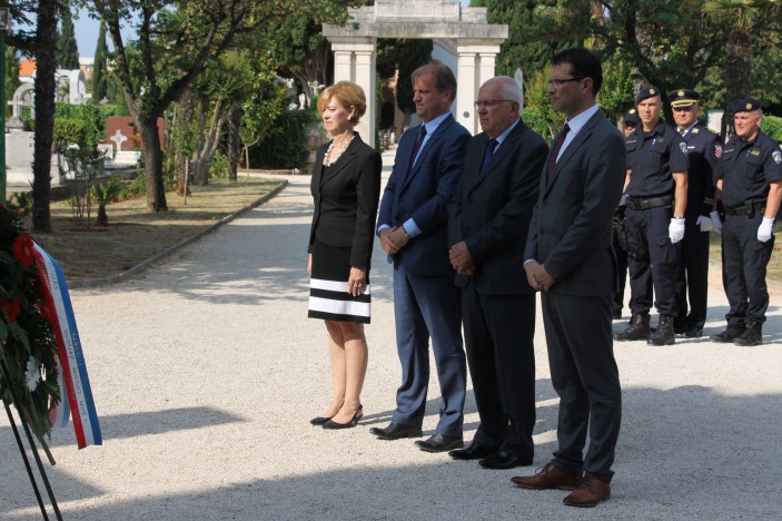 Pred Središnjim križem na Gradskom groblju položeni vijenci uoči Dana državnosti RH