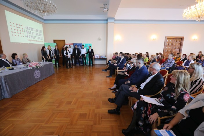 Ne znamo čime će se današnji učenici baviti u budućnosti, zato im moramo usaditi kompetitivnost i kreativnost