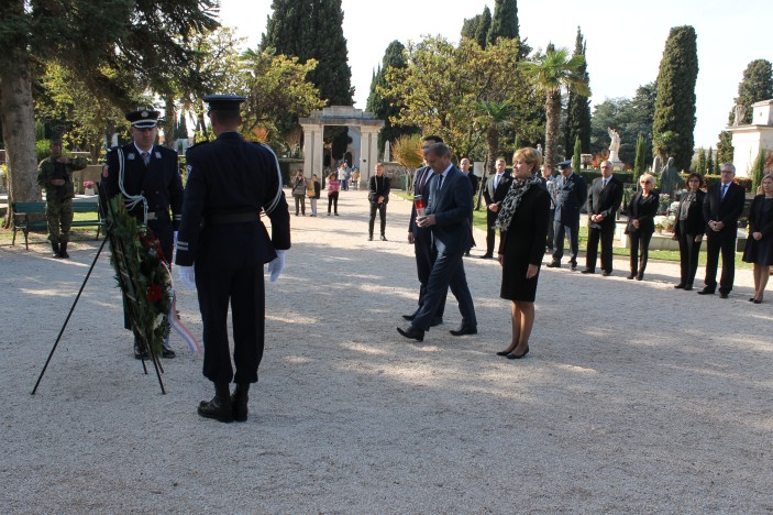 Vijenci i svijeće pred Središnjim križem povodom Svih svetih