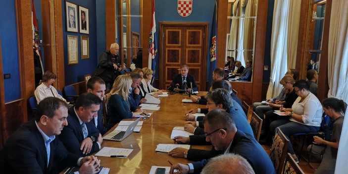 Gradnja prometnica, obnova škole na Ploči, projekt prehrane, programi u ekologiji i kulturi....