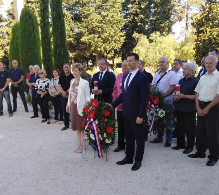 Pred Središnjim križem na Gradskom groblju položeni vijenci uoči Dana državnosti RH
