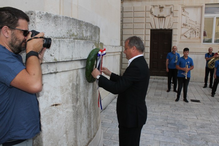 Polaganje lovorovog vijenca povodom Dana antifašističke borbe