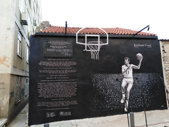 Obnovljeni koš uz novi mural