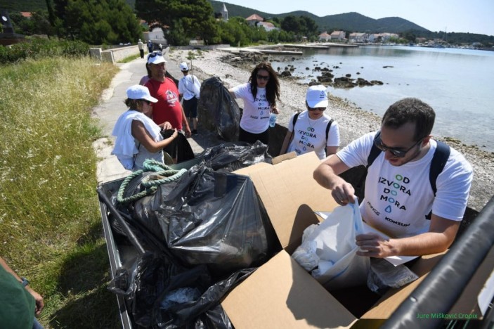Grad Zadar u okviru ekološkog projekta ''Od izvora do mora'' organizirao akciju sakupljanja otpada na otoku Istu